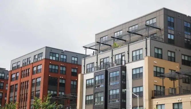 Moderne appartementencomplexen met grote ramen en balkons in stedelijk gebied.